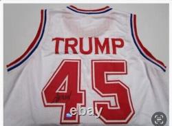 Maillot signé de l'équipe USA 45 de Donald Trump avec certificat d'authenticité.