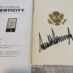 Menu du déjeuner inaugural signé en pleine signature de Donald Trump 2025, certificat Beckett