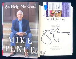 Mike Pence a signé le livre relié 'So Help Me God' du vice-président Donald Trump avec JSA