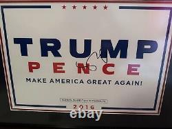 Mike Pence a signé une affiche de Donald Trump