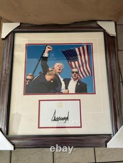 PHOTO DE COMBAT DU PRÉSIDENT DONALD TRUMP SIGNÉE ESSAI DE MEURTRE CADRE 23x26 JSA LOA COA