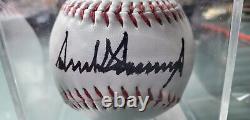 PRÉSIDENT? Donald Trump? 45e POTUS Balle de baseball autographiée InPersonAuthentics avec COA