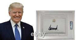 Page d'autographe signée par le Président Donald Trump, sceau exécutif en or. PSA