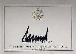 Page d'autographe signée par le Président Donald Trump, sceau exécutif en or. PSA