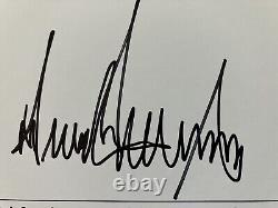 Panneau de campagne officiel Trump MAGA signé par Donald Trump (Full Auto.) JSA/LOA