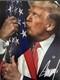 Photo 8 X 10 Signée Par Donald Trump Avec Certificat D'authenticité, Trump Embrassant Le Drapeau Américain