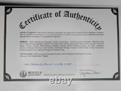 Photo 8 X 10 signée par Donald Trump avec certificat d'authenticité, Trump embrassant le drapeau américain