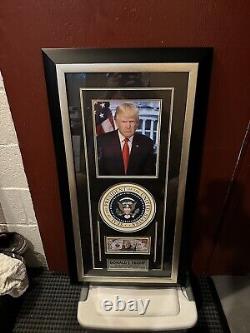 Photo encadrée de Donald Trump de 2016 avec autographe, COA d'environ 34x19, PAAS 11414