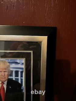 Photo encadrée de Donald Trump de 2016 avec autographe, COA d'environ 34x19, PAAS 11414