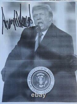 Photo imprimée 8x10 signée par Donald Trump à MAGA Rally