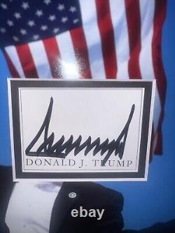 Photo présidentielle encadrée autographiée de Donald Trump lors d'une tentative d'assassinat avec certification JSA.