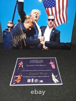 Photo signée 8x10 de Donald Trump, Président des États-Unis, avec certificat d'authenticité, Combat
