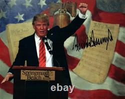 Photo signée 8x10 de Donald Trump avec certificat d'authenticité Photo signée 8x10 de Donald Trump avec certificat d'authenticité