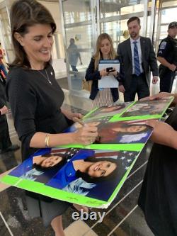 Photo signée 8x10 de Nikki Haley avec preuve photo Ambassadrice de l'ONU Donald Trump JSA CERT