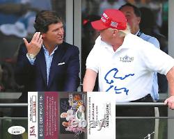 Photo signée 8x10 de Tucker Carlson avec certificat d'authenticité JSA #AX07468 Donald Trump