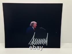 Photo signée et authentique de Donald Trump lors d'un discours 8X10 COA