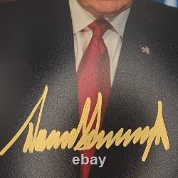 Photographie autographe de Donald Trump, président des États-Unis, avec encre dorée d’authentification