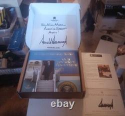 Plaque de livre signée par Donald Trump, livre et boîte d'origine. Autographe du président