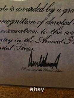 Président DONALD TRUMP signé à la main IN MEMORIAM lettre embossée autographe 8x11