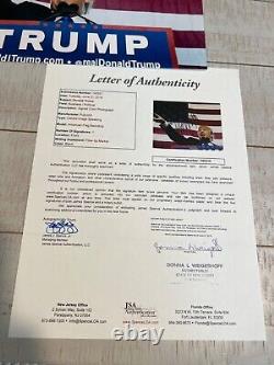 Président Donald J. Trump Grande Photo 11x14 avec Drapeau Américain, Certificat Jsa. Rare