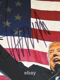 Président Donald J. Trump Grande Photo 11x14 avec Drapeau Américain, Certificat Jsa. Rare