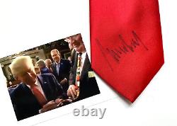 Président Donald J. Trump a SIGNÉ une cravate rouge unie - Un propriétaire