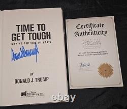 Président Donald J Trump a signé la première édition du livre relié 'Time To Get Tough' avec un certificat d'authenticité.