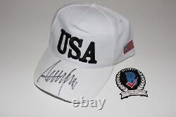 Président Donald J. Trump a signé le chapeau USA Hat 2024 Make America Great Beckett Coa