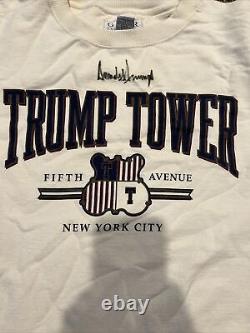 Président Donald Trump a signé à la main un pull col rond de la Trump Tower. Taille S