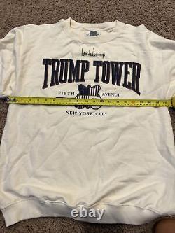 Président Donald Trump a signé à la main un pull col rond de la Trump Tower. Taille S