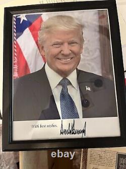 Président Donald Trump a signé/autographié une lettre et une photo 8x10 avec un cachet