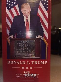 Président Donald Trump a signé/autographié une lettre et une photo 8x10 avec un cachet