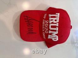 Président Donald Trump a signé l'autographe MAGA sur le chapeau officiel USA Cali Fame rare.