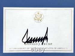 Président Donald Trump a signé l'autographe du livre Save America MAGA 45/47 JSA COA