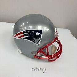 Président Donald Trump a signé le casque de football américain de taille réelle des New England Patriots avec un certificat d'authenticité JSA