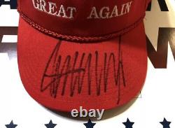 Président Donald Trump a signé le chapeau 'Make America Great Again' JSA LOA