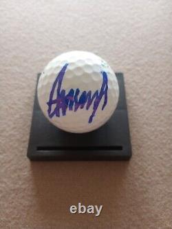 Président Donald Trump a signé un ballon de golf autographié avec certificat d'authenticité (encre bleue) dans une vitrine.