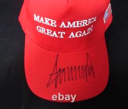 Président Donald Trump a signé un chapeau autographe avec un certificat d'authenticité 'Make America Great Again' (MAGA)