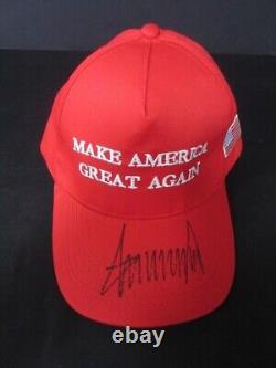 Président Donald Trump a signé un chapeau autographe avec un certificat d'authenticité 'Make America Great Again' (MAGA)