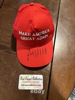 Président Donald Trump a signé un chapeau avec un COA Make America Great Again MAGA