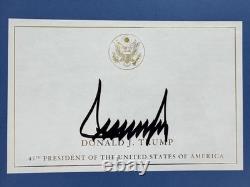 Président Donald Trump a signé un livre Autographe Save America MAGA avec COA JSA