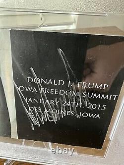 Président Donald Trump a signé une carte postale autographe encapsulée, authentifiée par PSA.