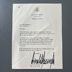 Président Donald Trump a signé une lettre d'autographe pour un jeune homme HANDICAP en 2019