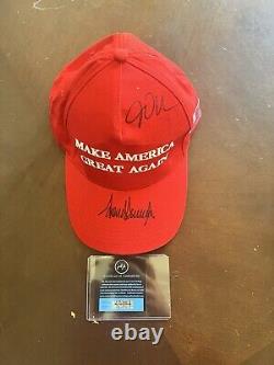 Président Donald Trump et Jd Vance ont signé un chapeau Maga autographié avec Coa