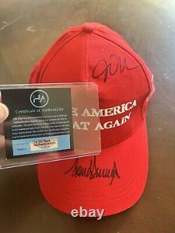 Président Donald Trump et Jd Vance ont signé un chapeau Maga autographié avec Coa