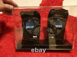 Président Donald Trump et PDG Dana White ont signé un gant de frappe UFC authentique rare