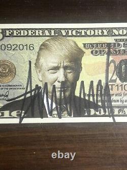 Projet de loi de campagne présidentielle 2016 signé par le président Donald Trump avec une signature serrée et certifiée PAAS