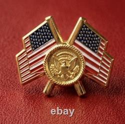 RARE authentique pin’s drapeau VIP signé, conçu par le président Trump, version 47 ! À LIRE