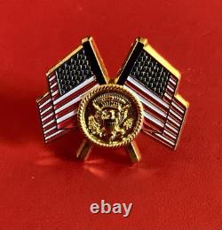 RARE authentique pin’s drapeau VIP signé, conçu par le président Trump, version 47 ! À LIRE