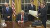 Regarder Les Premières Signatures Du Président Trump Dans Le Bureau Ovale